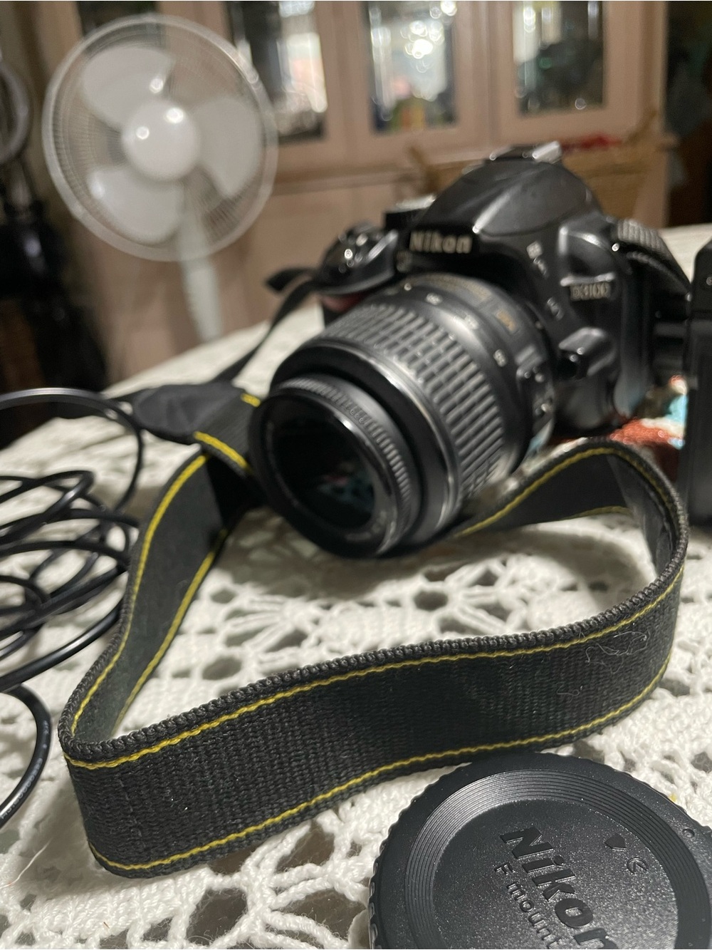 Nikon Black DSLR Camera with Lens, Strap, Battery, Charger and SD Card - Picture 3 of 12